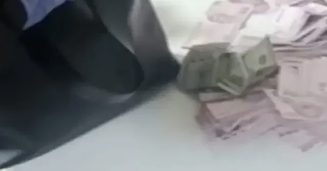 Polis Baron abla lakaplı torbacıyı kurye kılığında yakaladı: Çantasından çıkanlar görenleri şok etti VİDEO İZLE