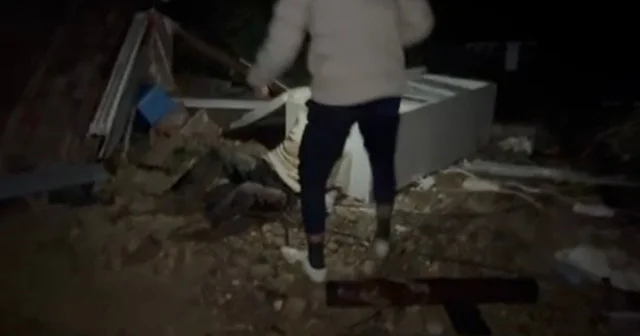 Hortumun savurduğu konteynerdeki yaralı adamın bulunduğu anların görüntüsü çıktı Konteyner çevresinde arama yapan vatandaşlar besiciyi yaralı olarak buldu Antalya Haberleri