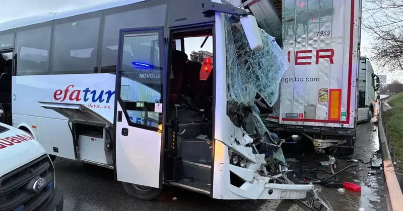 Pendik te Midibüs TIR a Çarptı