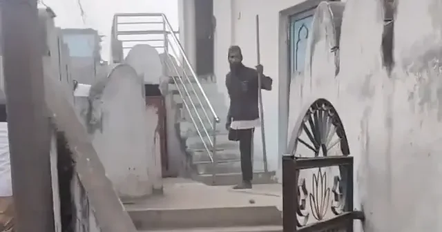 Tek bacağı ve elindeki sopasıyla savundu: Hindulardan camiye saldırı VİDEO İZLE