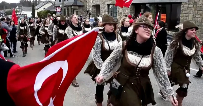 Belçika da hiçbir Türk ün yaşamadığı köy bayraklarla donatıldı: Biz Türk üz diyorlar Sözcü Gazetesi