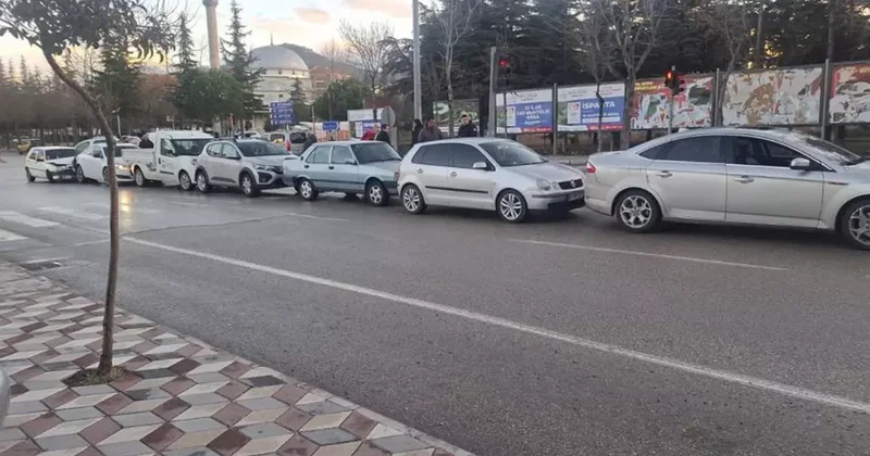 Isparta da akılalmaz kaza! Ani fren yapınca 7 araç birbirine girdi