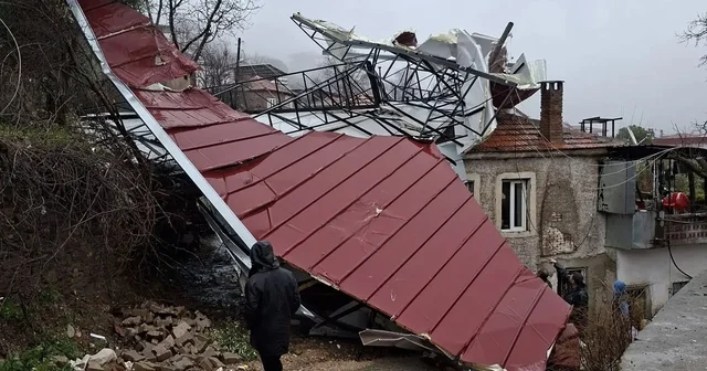 Köşk te fırtına çatıları uçurdu, duvarlar yıkıldı Aydın Haberleri