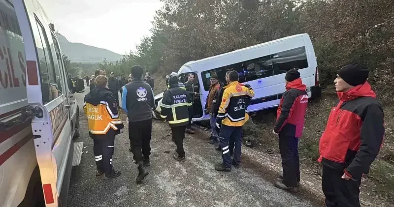 Karabük te minibüs şarampole uçtu: 17 kişi yaralandı Gündem Haberleri