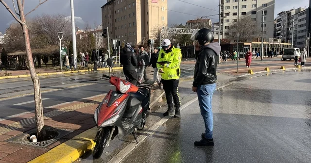 Eskişehir de 2025 yılında 46 bin 929 motosiklet denetlendi Kural ihlali yapıp polisten kaçan motosikletliler kamerada Eskişehir Haberleri