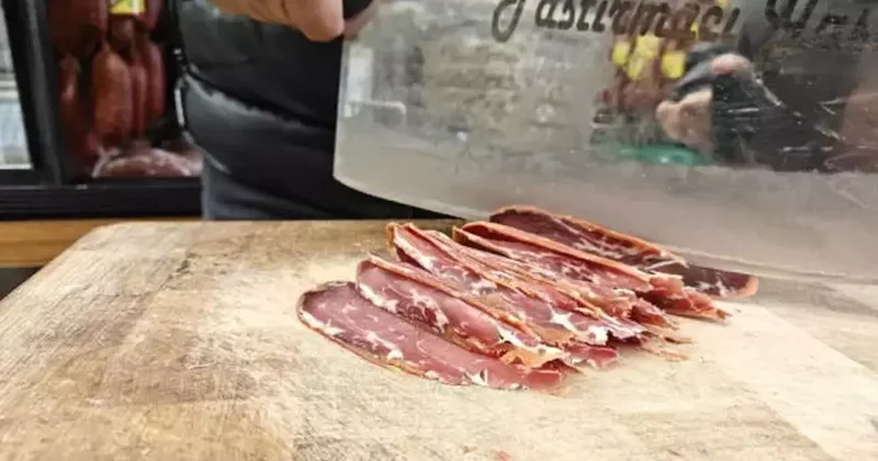Pastırmanın kilosu raflarda 2 bin TL! Bir dilimi 32 lira