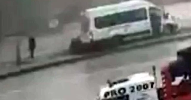 Servis minibüsü refüje çıktı, yaya saniyelerle kurtuldu Gaziantep Haberleri