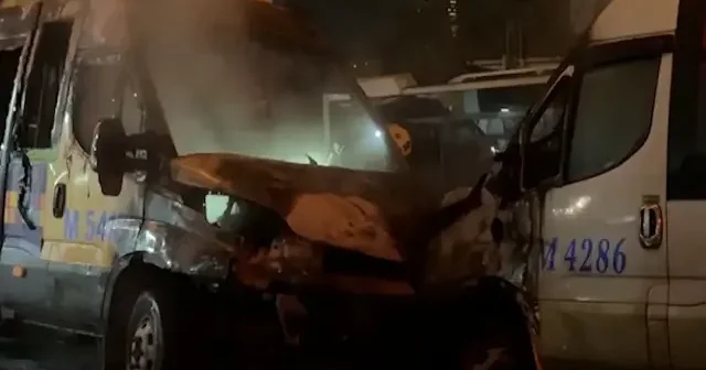 Kağıthane’de akaryakıt istasyonunda yangın paniği: 2 minibüs alevlere teslim oldu VİDEO İZLE