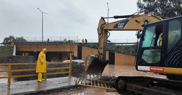 Sel suları yükseline minibüsün üzerinde mahsur kalan vatandaşları belediye ekipleri kurtardı Adana Haberleri