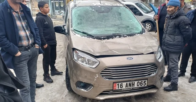 Malazgirt te çatıdan düşen kar kütlesi park halindeki araçta hasara yol açtı Van Haberleri