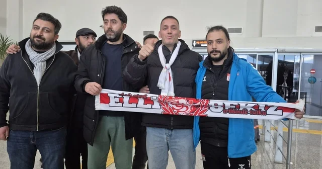 Sivasspor un prensipte anlaştığı Rey Manaj a coşkulu karşılama Sivas Haberleri