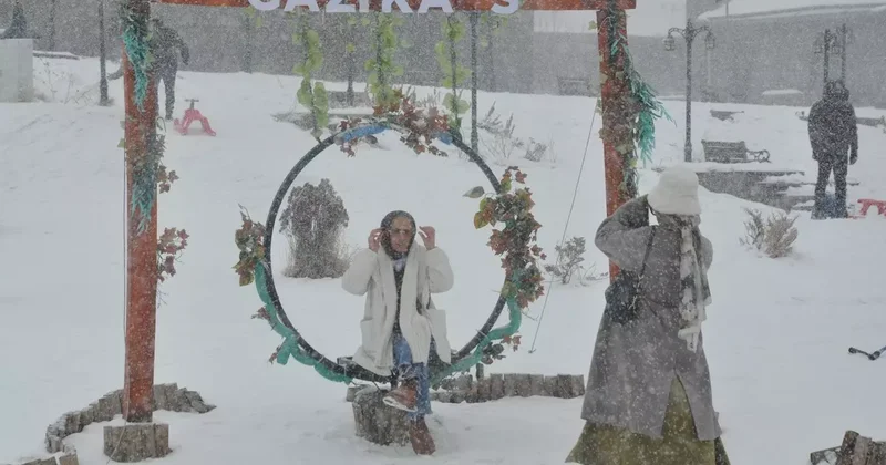 Kars’ta kar yağışı eğlenceye dönüştü