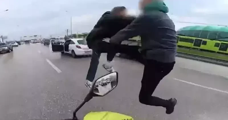 Trafikte tekme yumruk kavga eden sürücülerin ehliyetlerine el konuldu