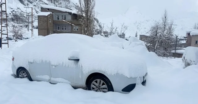Hakkari de 220 yol ulaşıma açıldı, karla mücadele sürüyor Hakkari Haberleri
