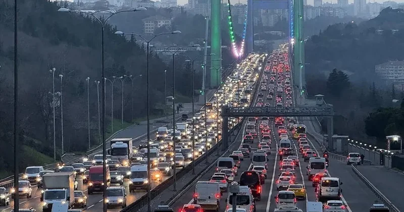 İstanbul da akşam saatlerinde trafik yine kilit! Araçlar güçlükle ilerliyor