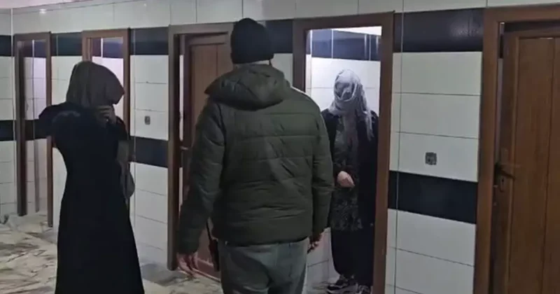 Zabıtadan kaçan dilenciler cami tuvaletinde yakalandı