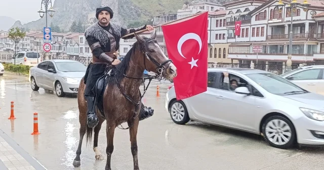 Tokat tan Amasya ya at üzerinde elinde Türk bayrağıyla geldi Amasya Haberleri