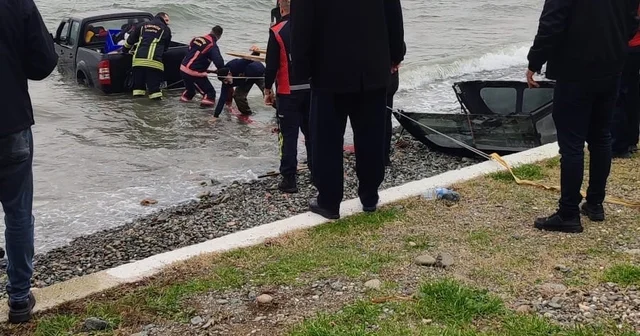 Yalova da kontrolden çıkan pikap denize uçtu: 1 yaralı Yalova Haberleri