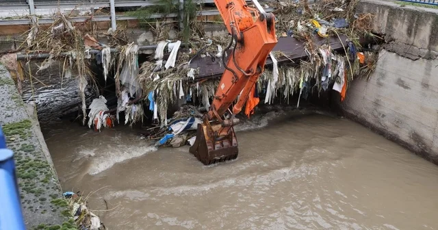 İzmir de kuvvetli yağış alarmı: Bin 310 personel, 342 araç ve 200 pompa ile sahada İzmir Haberleri