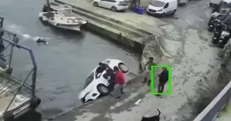 Sarıyer de otomobil denize düştü; tekneden atlayan kişi yüzerek yardıma geldi