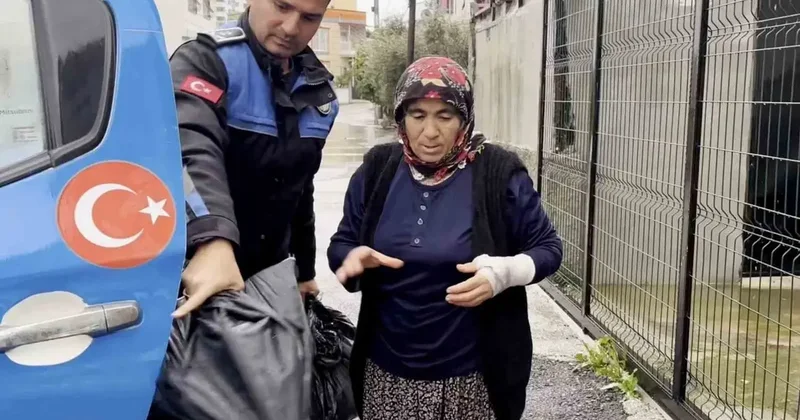 Sel riskine karşı sahada olan zabıta ekipleri vatandaşa yardım etti