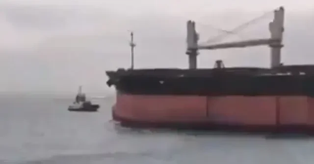 İstanbul Boğazı’nda arızalanan yük gemisi emniyetle demirletildi VİDEO İZLE