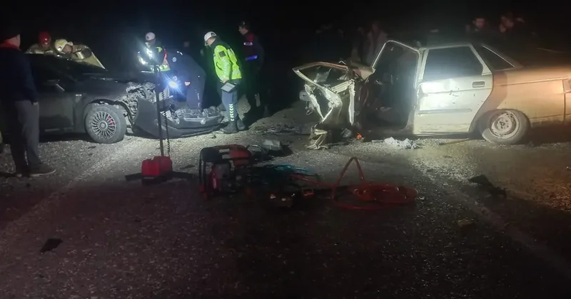 Bursa trafik kazası! Otomobiller kafa kafaya çarpıştı