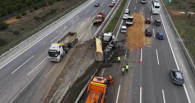 Son dakika: Kuzey Marmara Otoyolu nda hafriyat kamyonu devrildi Son dakika haberleri