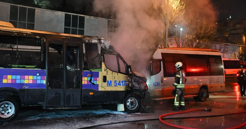 Kağıthane de akaryakıt istasyonundaki 2 minibüste çıkan yangın söndürüldü Son dakika haberleri