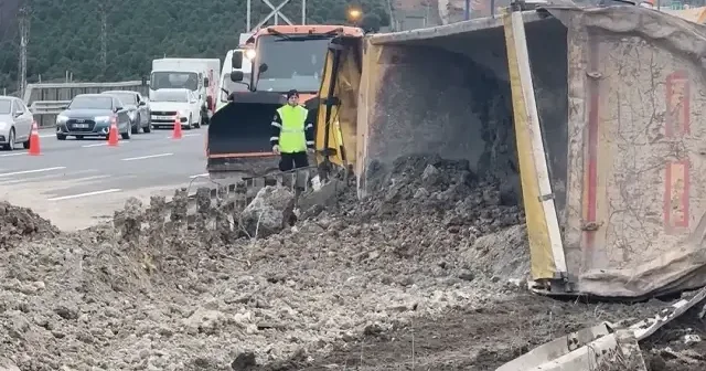 Eyüpsultan da devrilen hafriyat kamyonu trafikte yoğunluğa yol açtı VİDEO İZLE