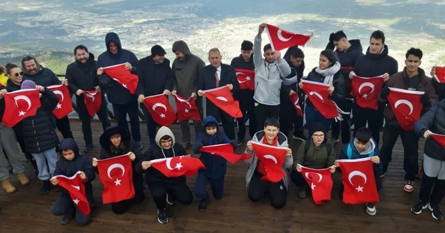 Spil in zirvesinde Türk Bayrağı açtılar Manisa Haberleri