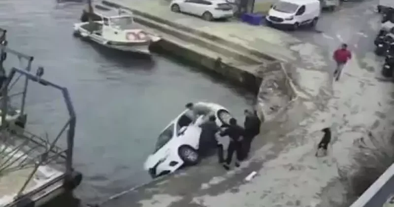 Sarıyer de panik anları: Otomobil denize düştü! Canlarını hiçe sayıp suya atladılar