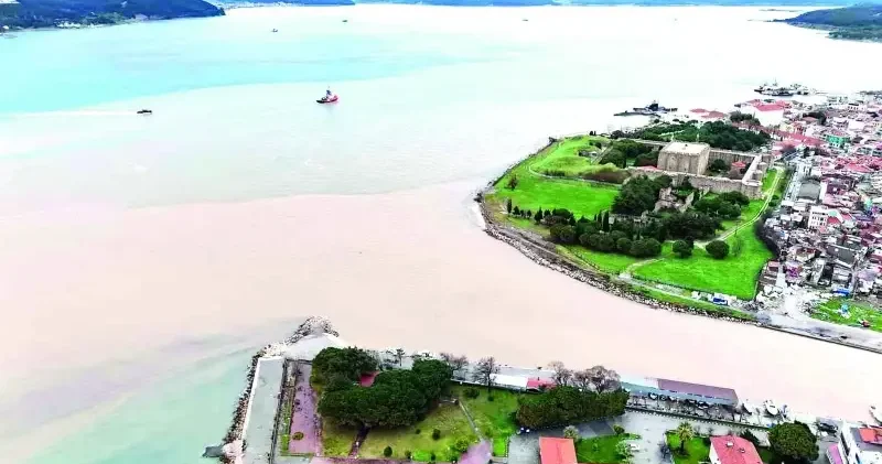 Çanakkale Boğazı kahverengi oldu Yerel Gündem Haberleri