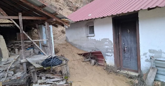 Heyelan sonrası 3 ev, tedbir amacıyla boşaltıldı Bolu Haberleri