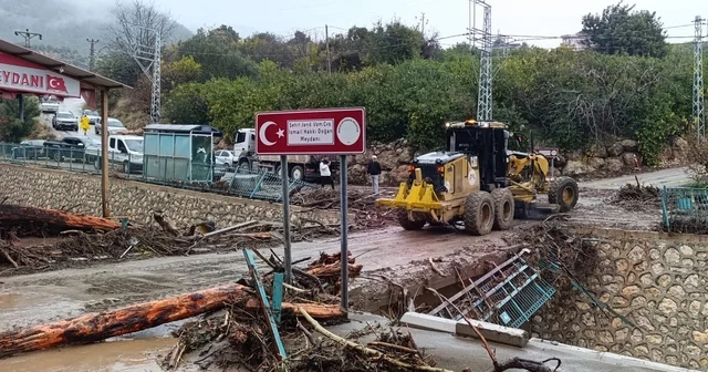 Mersin de selin izleri silinmeye çalışılıyor Sel ve taşkınların ardından oluşan çamur, atık ve sürüklenen malzemeler ekiplerce kısa sürede temizlenmeye başlandı Mersin Haberleri