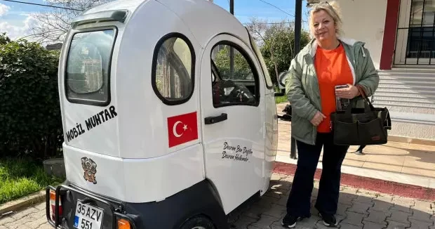 İzmir haberleri İzmir in mobil muhtarı Tek Kraliçe yazılı motoruyla kapı kapı geziyor 31 Ocak 2026