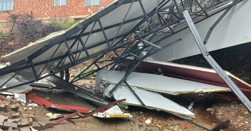 Aydın da fırtına çatıları uçurdu