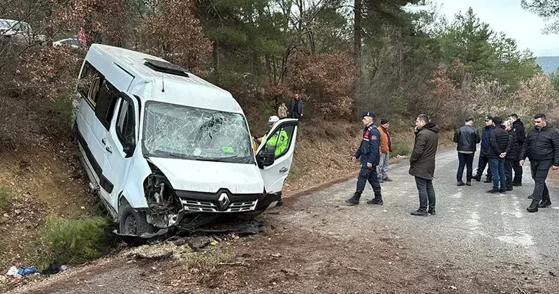 Senagalli öğrencileri taşıyan minibüs, alt yola uçtu: 17 yaralı
