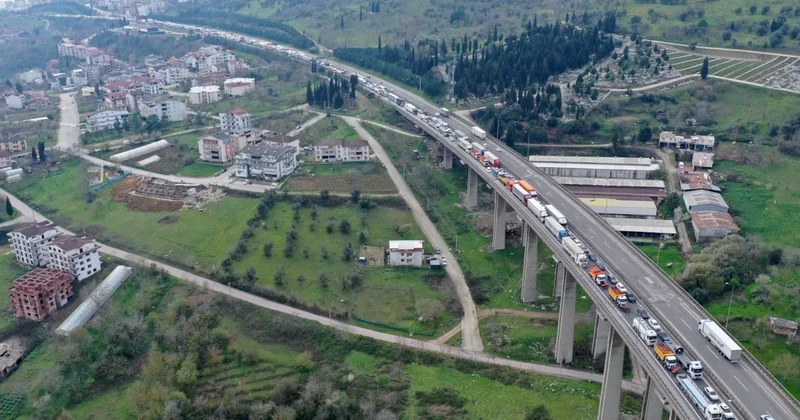 Kocaeli nde 4 araç birbirine girdi; trafik kilitlendi Sözcü Gazetesi