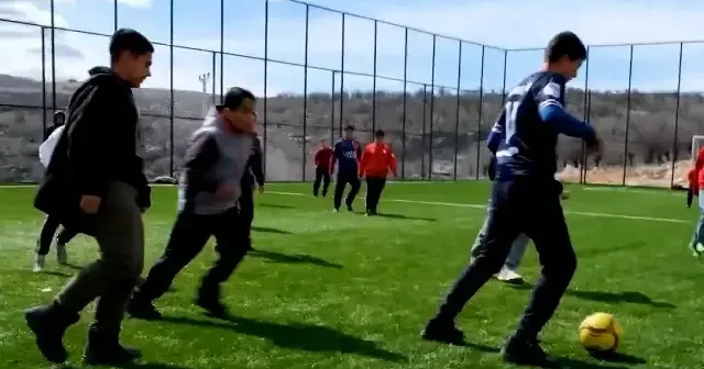 Depremzede çocukların hayali yeşil sahada yeniden yeşeriyor VİDEO İZLE