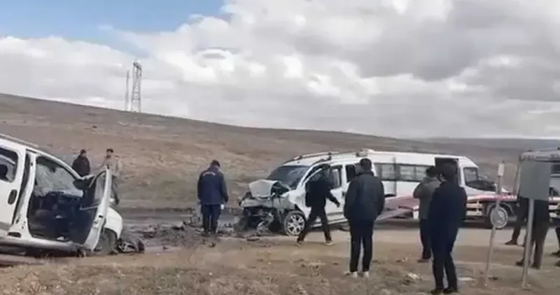 İki hafif ticari araç kafa kafaya çarpıştı; 2 si ağır, 4 yaralı