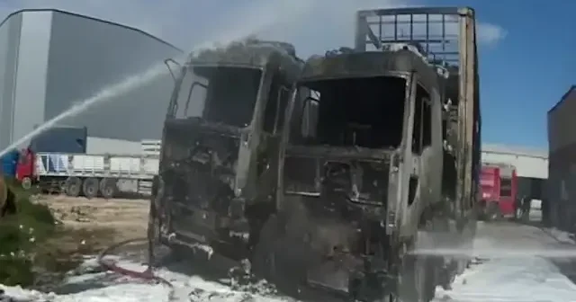 Mersin de park halindeki 2 tırda yangın çıktı VİDEO İZLE