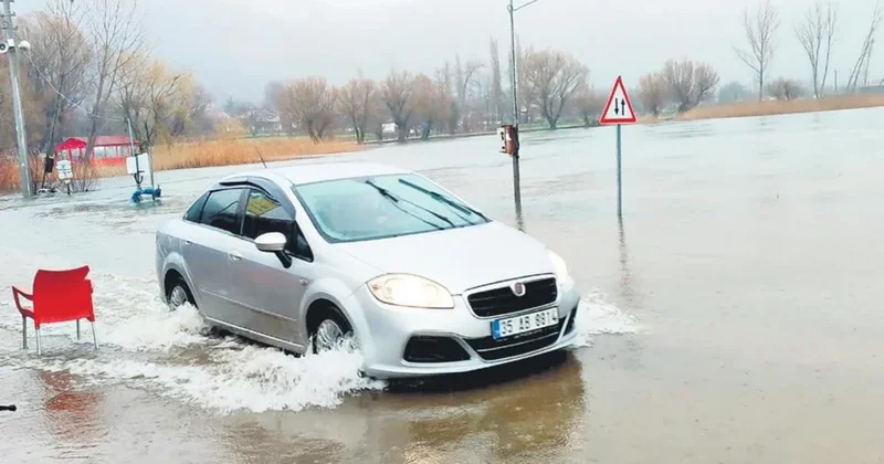 İzmir’de göl taştı evleri su bastı