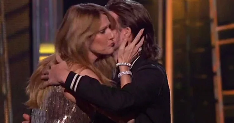 Kariyeri bitti, kendi de ölür diyenler öylece bakakaldı: Çaresiz hastalığına kafa tuttu, mucizenin adı oldu: Tüm dualar kabul edildi, sahneye dönüyor