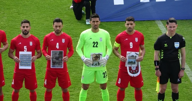 İran A Milli Futbol takımı, Kosta Rika maçına savaşta hayatını kaybeden çocukların fotoğrafıyla çıktı İran ın 5 0 galip geldiği karşılaşmayı FIFA Başkanı Gianni Infantino da takip etti Antalya Haberleri