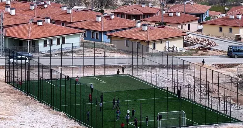 Bakan Kurum, depremzede çocukların halı saha keyfini paylaştı