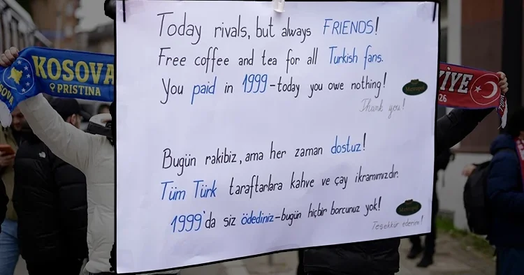 Kosova Türkiye maçı öncesi Priştine de dikkat çeken tabela: 1999 da ödediniz, borcunuz yok