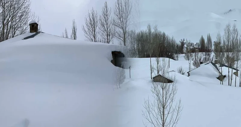 Hakkari’de kar esareti! Evler kara gömüldü