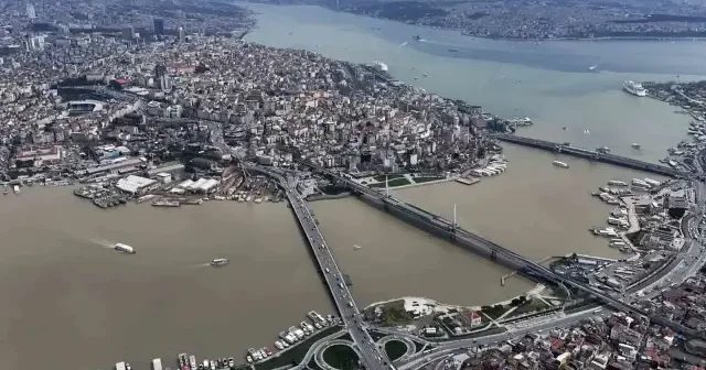 İstanbul un gözbebeğinde içler acısı manzara: Sağanak sonrası Haliç’in rengi kahverengiye döndü VİDEO İZLE