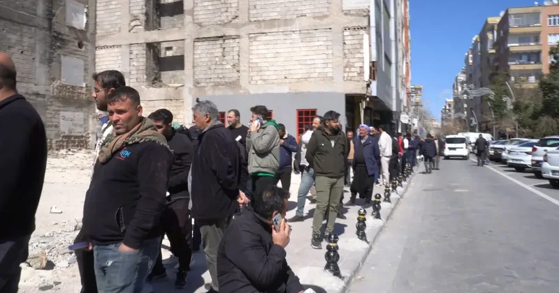 Saatler kaldı, yine kuyruklar uzadı! Yarına kadar değiştirmeyene 140 bin TL ceza kesilecek Sözcü Gazetesi